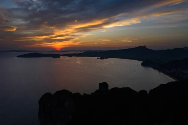 泰国日落中的岩石和海洋. — 图库照片