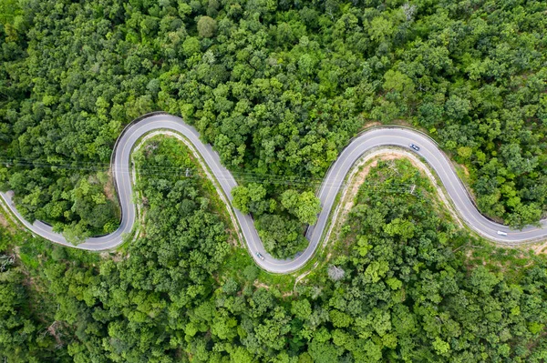 Drohnen-Blick auf kurvenreiche Straße . — Stockfoto