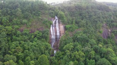 Doi Inthanon Milli Parkı güzel şelale Aeria görünümü, Chiang Mai, Tayland.
