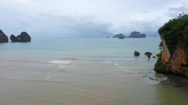 Sinematik, 4k, Railay plajının muhteşem kireçtaşlı ariel çekimleri, Krabi, Tayland.