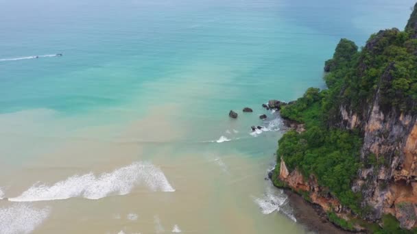 泰国克拉比 有令人惊奇的石灰石的铁路海滩的电影 漂亮的照片 — 图库视频影像
