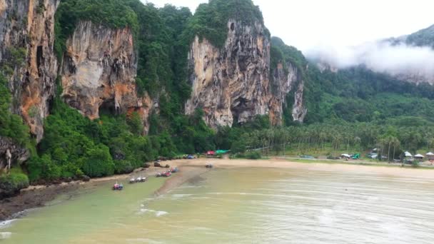 Vista Aérea Las Populares Montañas Piedra Caliza Playa Tonsai Provincia — Vídeo de stock