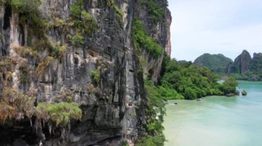 Krabi Eyaleti, Tayland ve Andaman 'ın popüler kireçtaşı dağlarının havadan görünüşü. Karst oluşumları ve Tonsai sahillerindeki orman göz kamaştırıcı bir manzara. Turizm, varış ve tatil konsepti.
