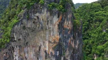 Krabi Eyaleti, Tayland ve Andaman 'ın popüler kireçtaşı dağlarının havadan görünüşü. Karst oluşumları ve Tonsai sahillerindeki orman göz kamaştırıcı bir manzara. Turizm, varış ve tatil konsepti.