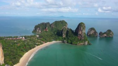 Sinematik, 4k, Railay plajının muhteşem kireçtaşlı ariel çekimleri, Krabi, Tayland.