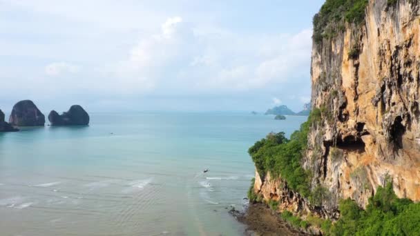 泰国克拉比省通赛海滩上受欢迎的石灰岩山脉的空中景观 具有岩溶地层 目的地和度假概念的令人惊叹的空中景观 — 图库视频影像