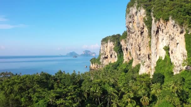 Geweldige Prachtige Rotsformaties Langs Kust Van Tonsai Strand Thailand — Stockvideo