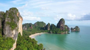 Sinematik, 4k, Railay plajının muhteşem kireçtaşlı ariel çekimleri, Krabi, Tayland.