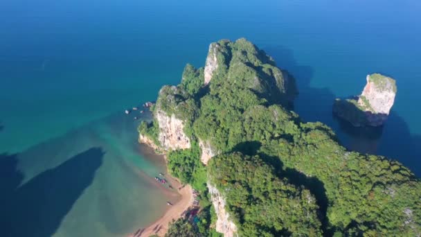 Increíbles Hermosas Formaciones Rocosas Largo Costa Playa Tonsai Tailandia — Vídeo de stock