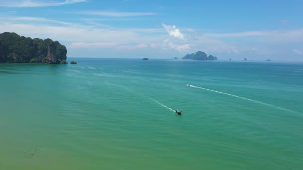 Літаючи Над Чудовою Бірюзовою Водою Островами Задньому Плані Крабі Таїланд — стокове відео