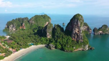 Sinematik, 4k, Railay plajının muhteşem kireçtaşlı ariel çekimleri, Krabi, Tayland.