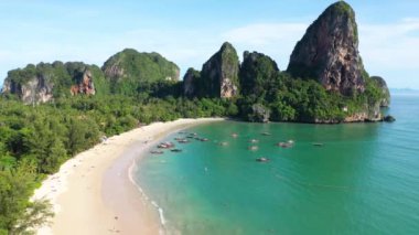 Sinematik, 4k, Railay plajının muhteşem kireçtaşlı ariel çekimleri, Krabi, Tayland.