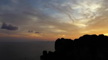 Andaman Denizi ve Tayland, Krabi 'deki Ao Nang plajı üzerinde inanılmaz bir gün batımı..