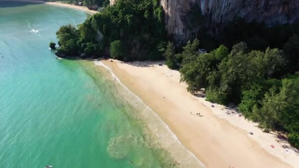 Cinematic Ariel Bilder Railay Stranden Med Fantastiska Kalksten Krabi Thailand — Stockvideo