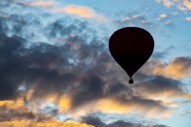 sıcak hava balonu üzerinde mavi gökyüzü.