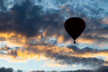 sıcak hava balonu üzerinde mavi gökyüzü.