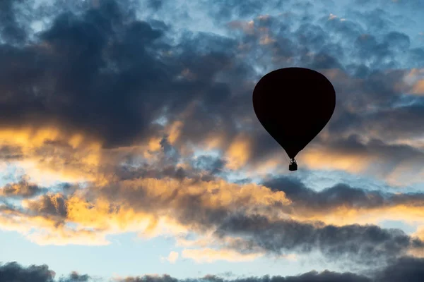 Mongolfiera sopra il cielo blu . — Foto Stock