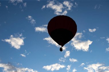 sıcak hava balonu üzerinde mavi gökyüzü.