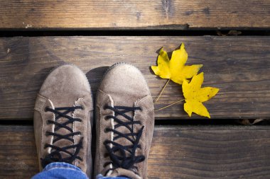 Çizmeli ve sonbahar yapraklı bacakların kavramsal görüntüsü. 