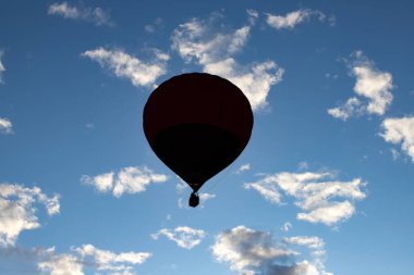 sıcak hava balonu üzerinde mavi gökyüzü.