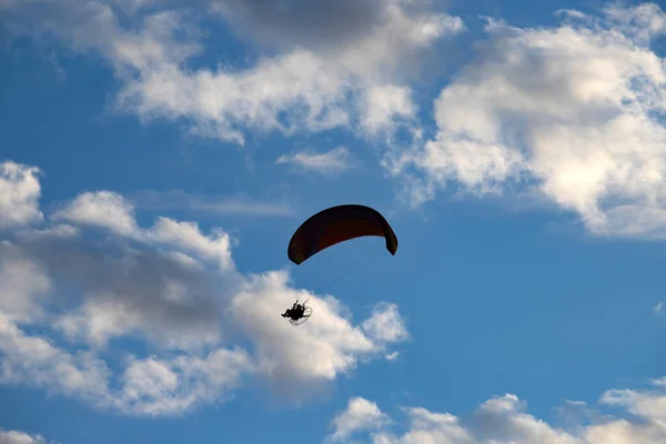 Silhouette parapente sur ciel bleu . — Photo