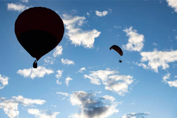 Mongolfiera sopra il cielo blu . — Foto Stock