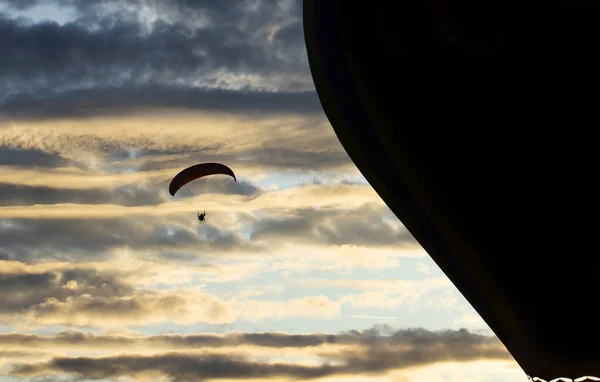 Mongolfiera sopra il cielo blu . — Foto Stock