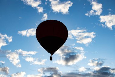 sıcak hava balonu üzerinde mavi gökyüzü.