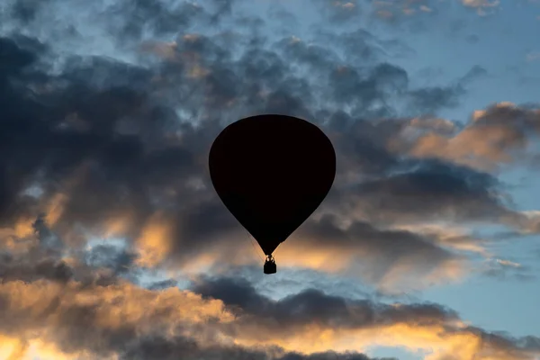 Mongolfiera sopra il cielo blu . — Foto Stock