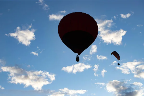 Globo de aire caliente sobre el cielo azul . —  Fotos de Stock