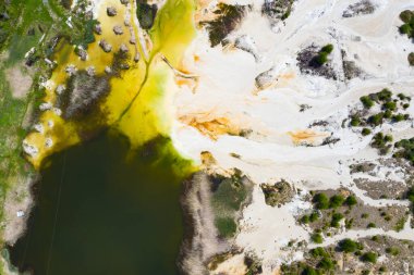  Renkli yapay madencilik gölünün hava görüntüsü.