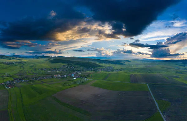 Yeşil yaz manzarası üzerinde fırtınalı bir gökyüzü. — Stok fotoğraf