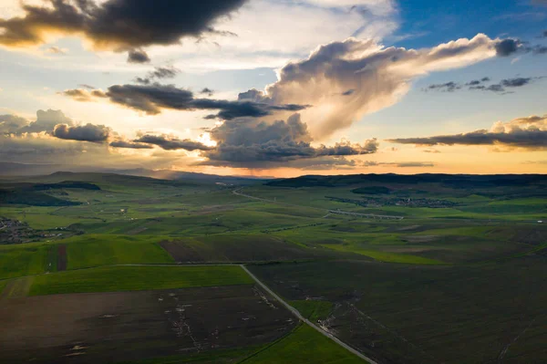 Ciel orageux sur paysage verdoyant de campagne d'été . — Photo