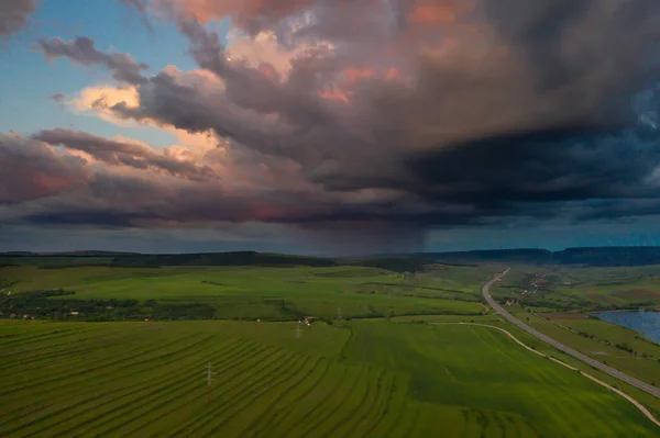 Штормовое небо над зеленой летней сельской местностью . — стоковое фото