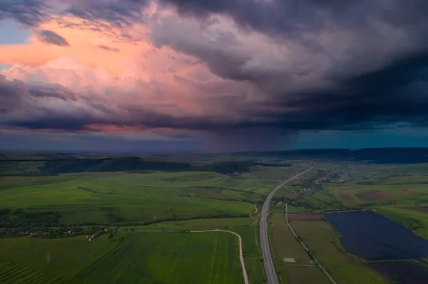Штормовое небо над зеленой летней сельской местностью . — стоковое фото