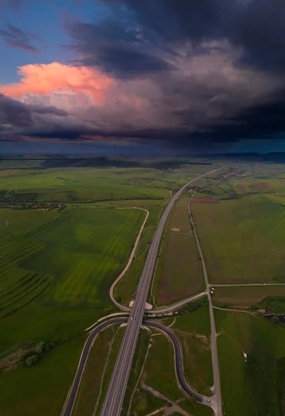 Cielo tempestoso sul verde paesaggio di campagna estivo . — Foto Stock