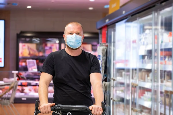 Vásárló Védőmaszkot Visel Szupermarketben Koronavírus Okozta Tüdőgyulladás Kitörésekor Védelem Megelőző — Stock Fotó