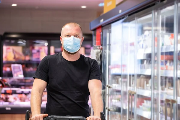 Vásárló Védőmaszkot Visel Szupermarketben Koronavírus Okozta Tüdőgyulladás Kitörésekor Védelem Megelőző — Stock Fotó