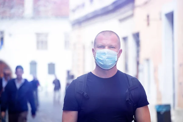 Covid Coronavirus Pandemic Bărbat Stradă Oraș Purtând Mască Față Protectoare — Fotografie, imagine de stoc