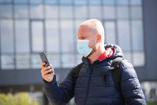 Covid Pandémiás Coronavirus Turista Okostelefon Visel Maszkot Védő Terjesztése Betegség — Stock Fotó