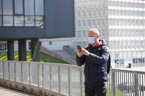 Covid Pandemic Coronavirus Tourist Using Smartphone Wearing Face Mask Protective — Stock Photo, Image