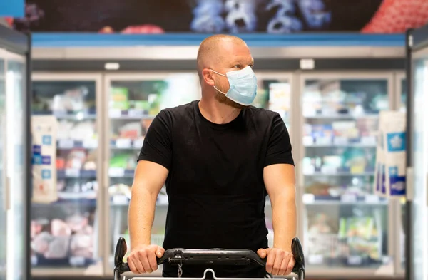 Cumpărător Purtând Mască Protecție Cumpărături Supermarket Timpul Epidemiei Pneumonie Coronavirus — Fotografie, imagine de stoc