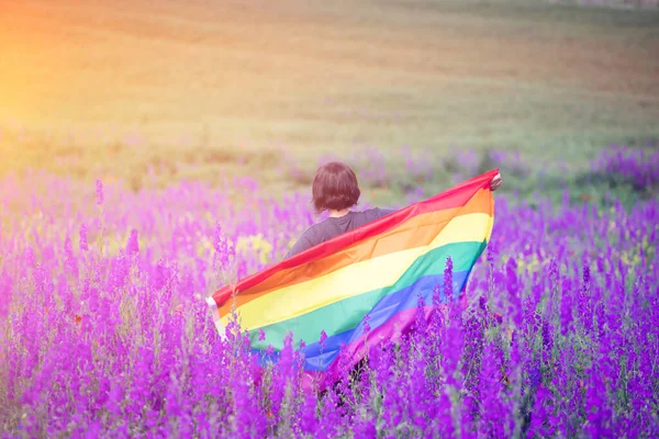 Mulher Segurando Uma Bandeira Arco Íris Gay Belo Campo Verão — Fotografia de Stock