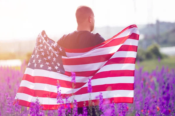 Hombre Atractivo Sosteniendo Bandera Los Estados Unidos Hermoso Campo Verano —  Fotos de Stock