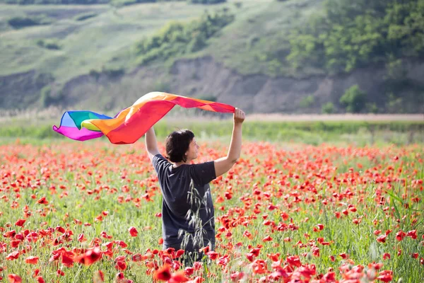 Mulher Segurando Uma Bandeira Arco Íris Gay Sobre Campo Papoula — Fotografia de Stock