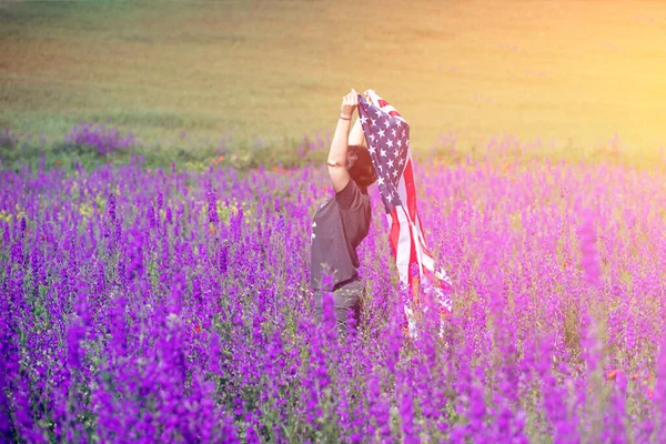 Aantrekkelijke Vrouw Die Vlag Van Verenigde Staten Vasthoudt Een Prachtig — Stockfoto