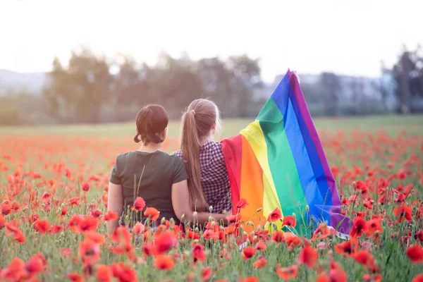 Couple Lesbien Étreignant Tenant Drapeau Arc Ciel Gay Dans Beau — Photo
