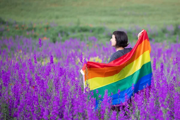 Mulher Segurando Uma Bandeira Arco Íris Gay Belo Campo Verão — Fotografia de Stock