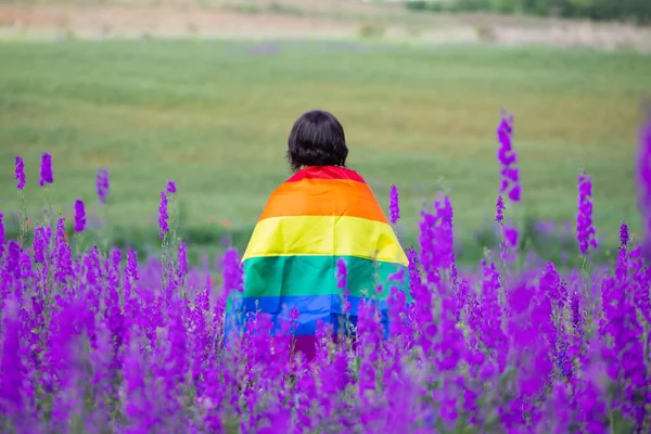 Mulher Segurando Uma Bandeira Arco Íris Gay Belo Campo Verão — Fotografia de Stock