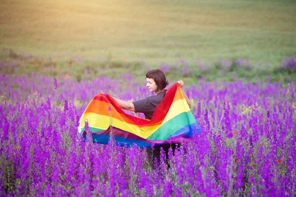 Donna Che Tiene Una Bandiera Gay Rainbow Nel Bellissimo Campo — Foto Stock